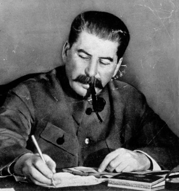 Иосиф Виссарионович Сталин с трубкой
