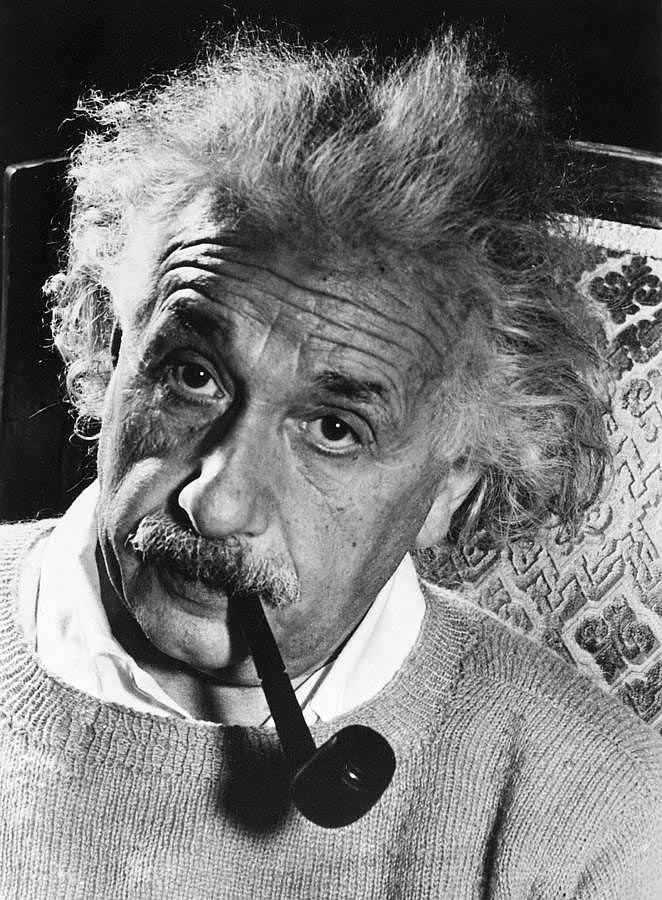 Альберт Эйнштейн с трубкой